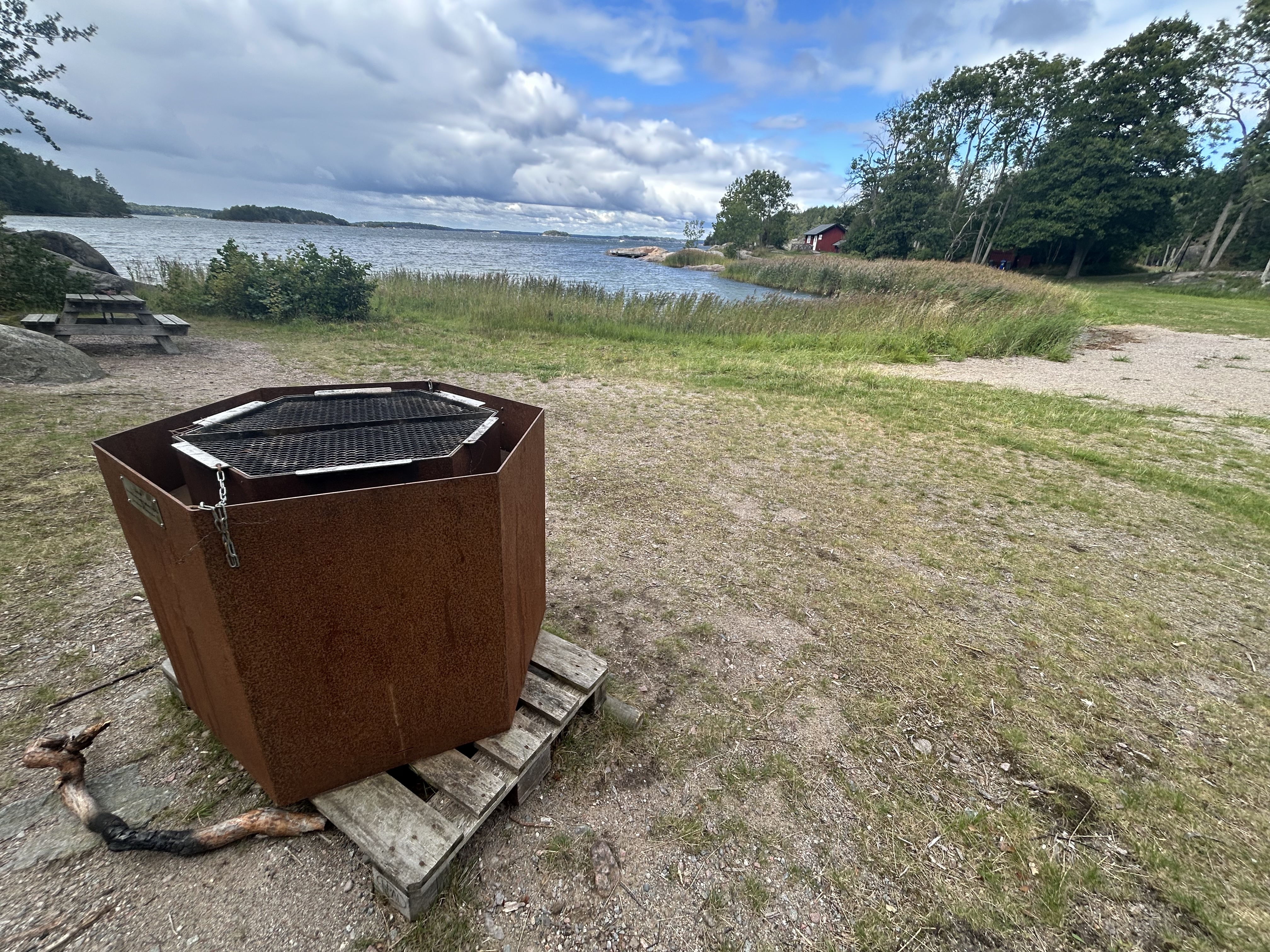 Grillplats vid badstrand, Grinda